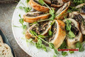 Курячий рулет з печериціями