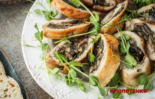 Курячий рулет з печериціями