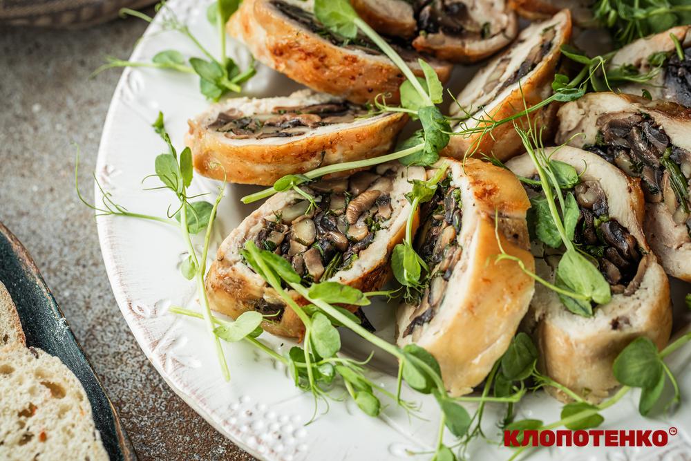 Курячий рулет з печериціями