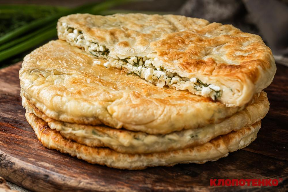 Плачинда з сиром і зеленню