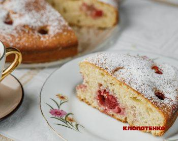 Пляцок з полуницею
