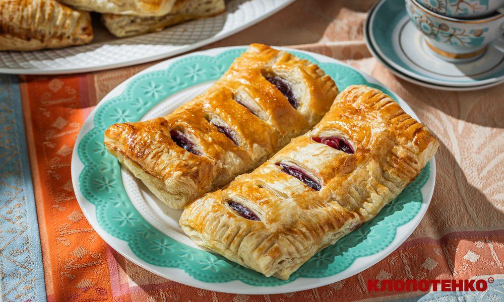 Слойки з вишнями