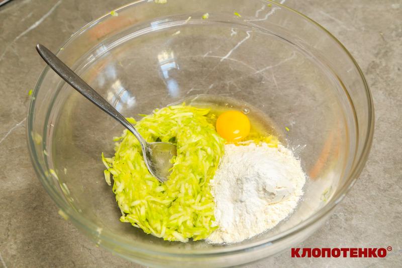 Змішування кабачків з яйцями та борошном