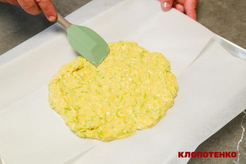 Викладання кабачкової маси на деко