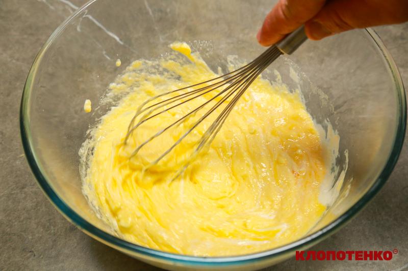 Змішування яєць з цукром, маслом та сметаною
