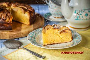 Яблучний пиріг на сметані