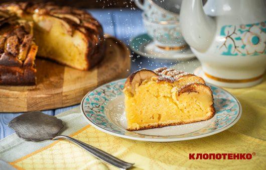 Яблучний пиріг на сметані