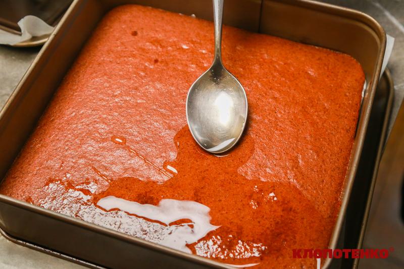 просочування коржа сиропом
