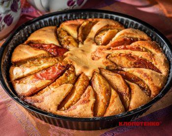 Пиріг з карамелізованими яблуками