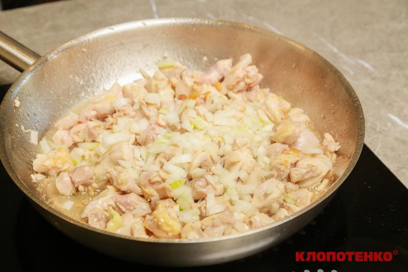 Обсмажування шматочків курки з цибулею