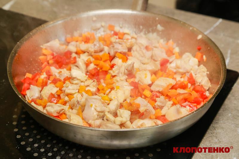 Обсмажування курки з овочами