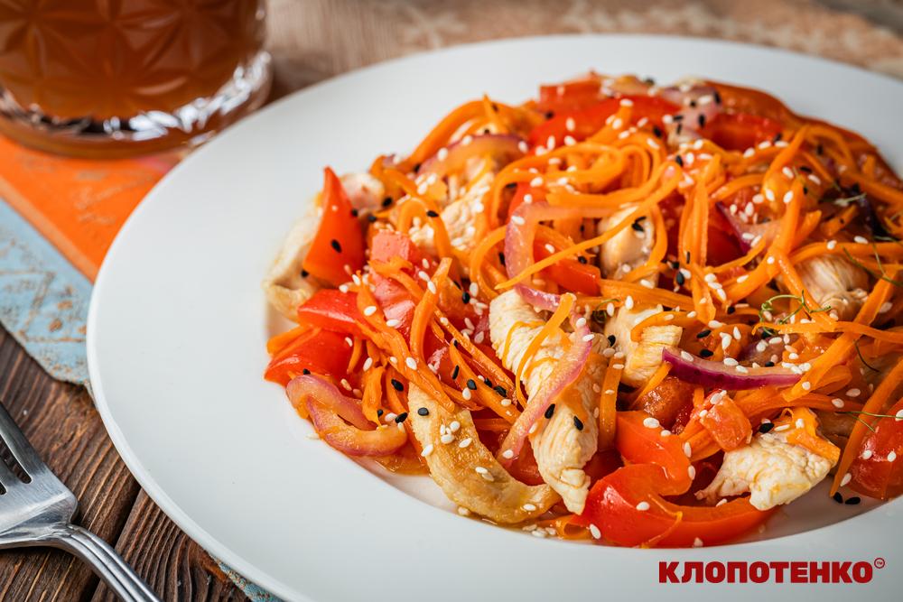 Теплий салат з курячим філе та овочами