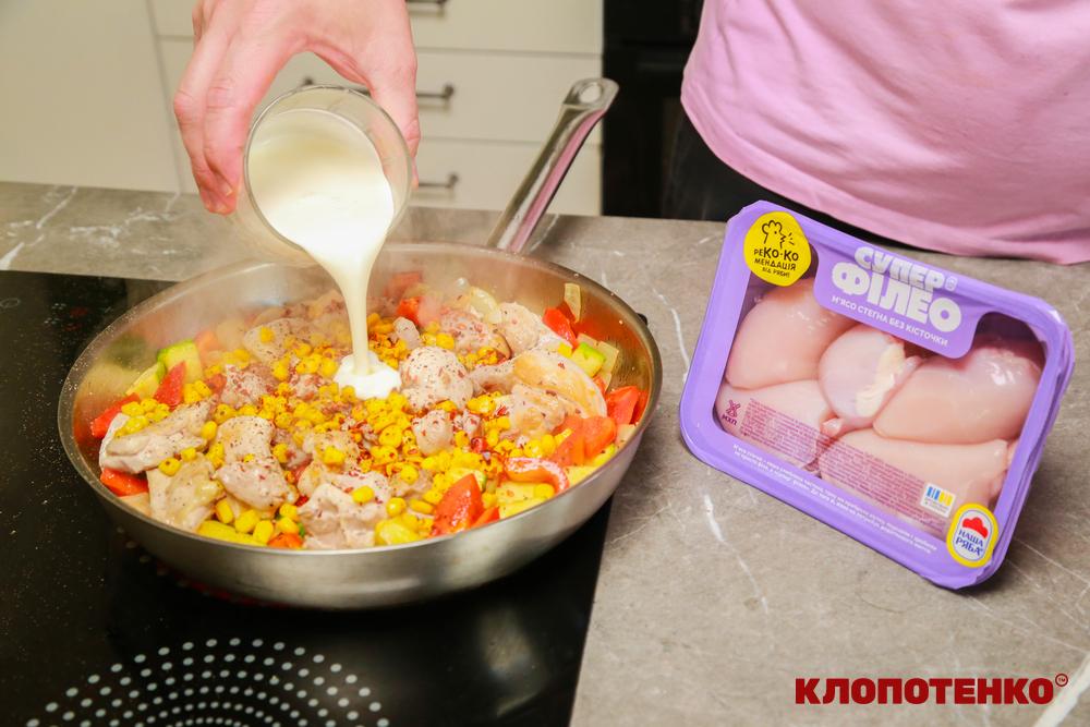 Змішування овочів з м'ясом, кукурудзоб та вершками