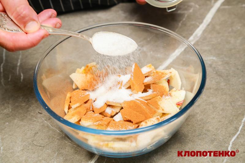 Змішування яблук з корицею та цукром