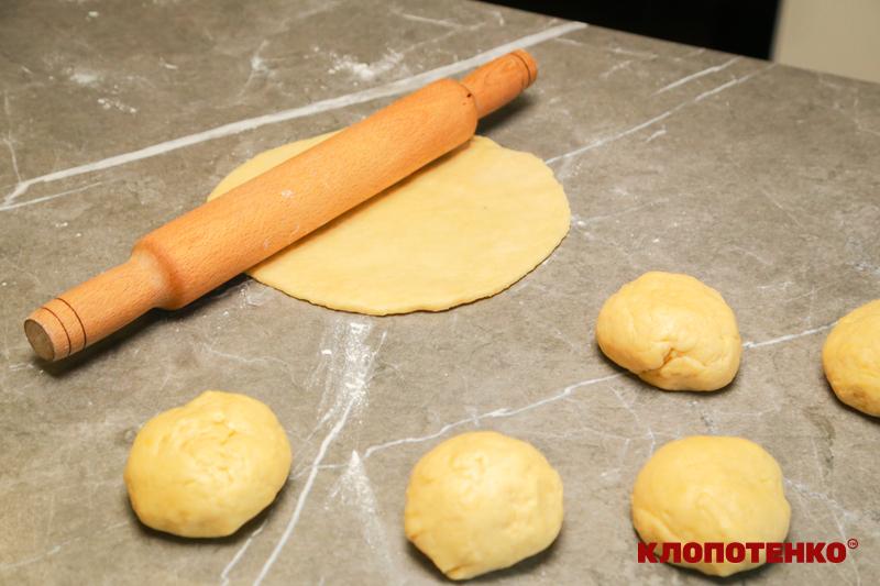 Розділення тіста на кульки