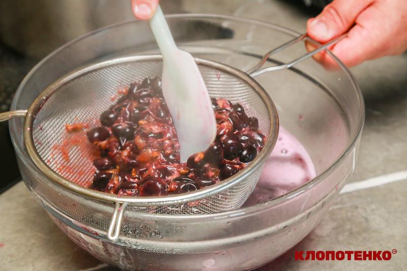 Процідження винограду через сито