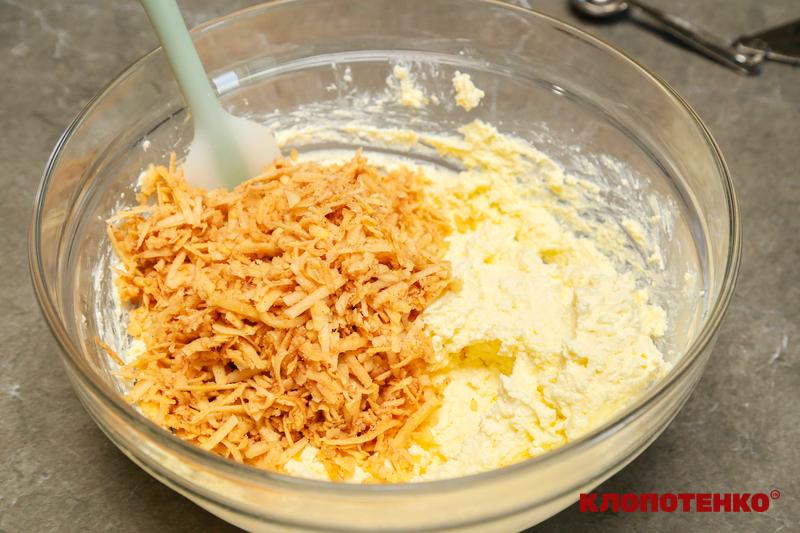 Змішування яблучної та сирної маси