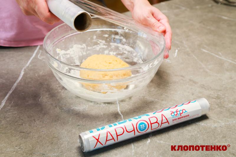 Накривання тіста плівкою