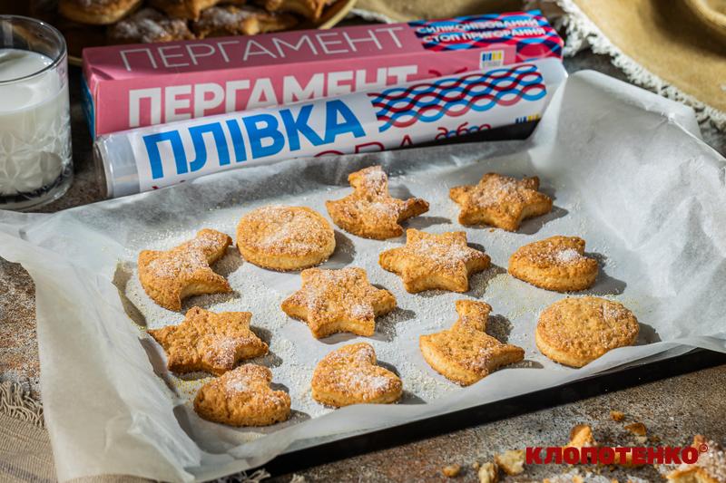 Готове печиво на деці, присипане цукром