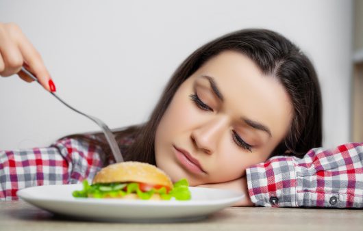 Їжа, що краде вашу енергію. Топ-5 найгірших продуктів для щоденного раціону, що посилюють сонливість