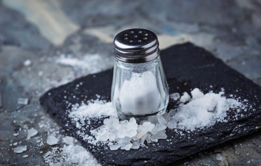 Друг чи ворог? Як сіль впливає на здоровʼя та скільки солі можна споживати щодня