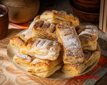 Слойки з яблуками