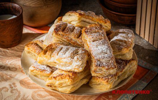 Слойки з яблуками