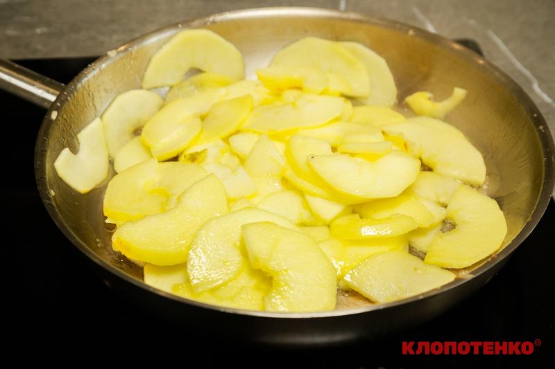 яблука на пательні