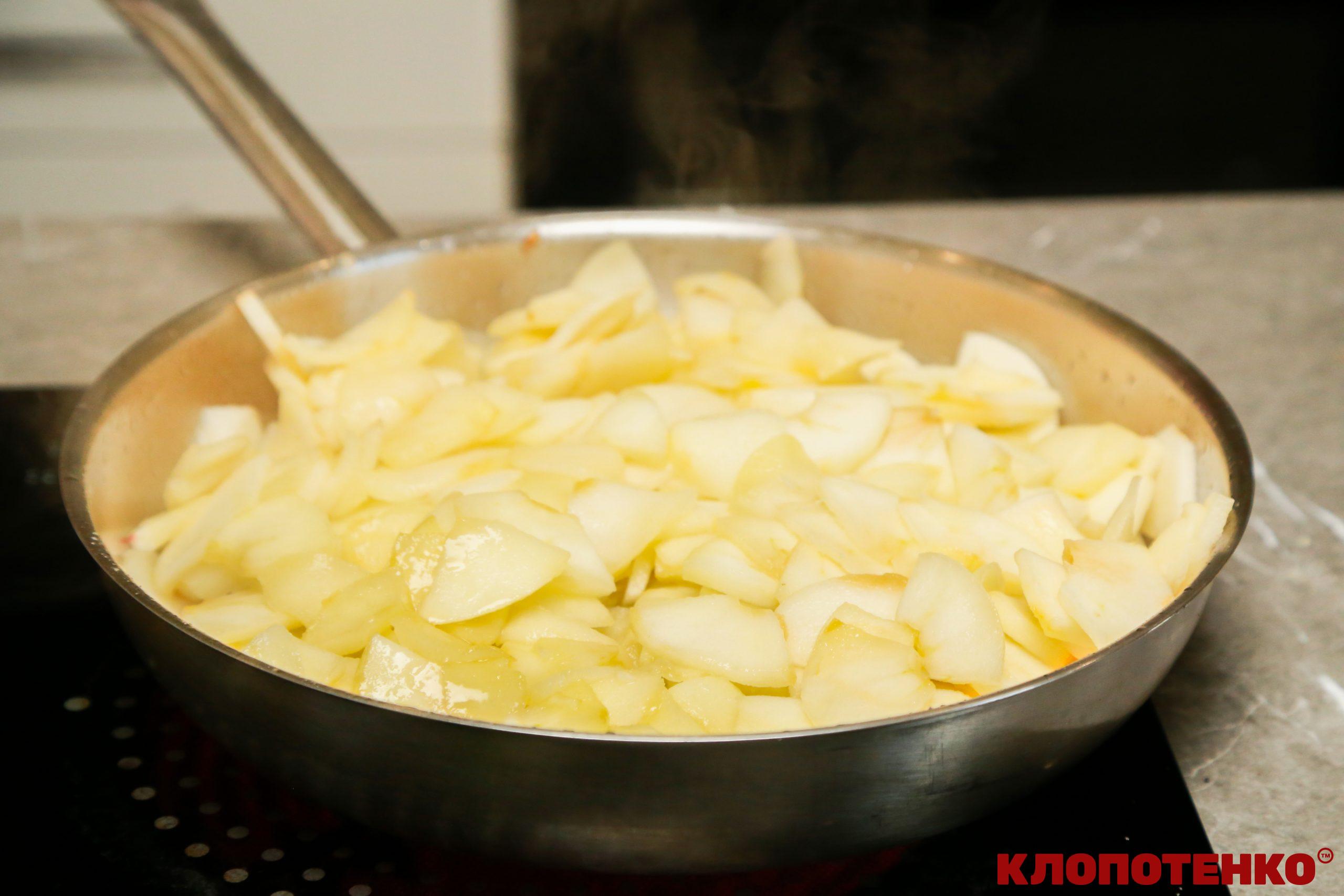 Карамелізація яблук для сирника