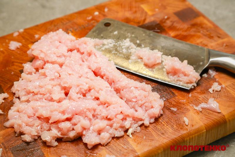 Нарізання курячого м'яса