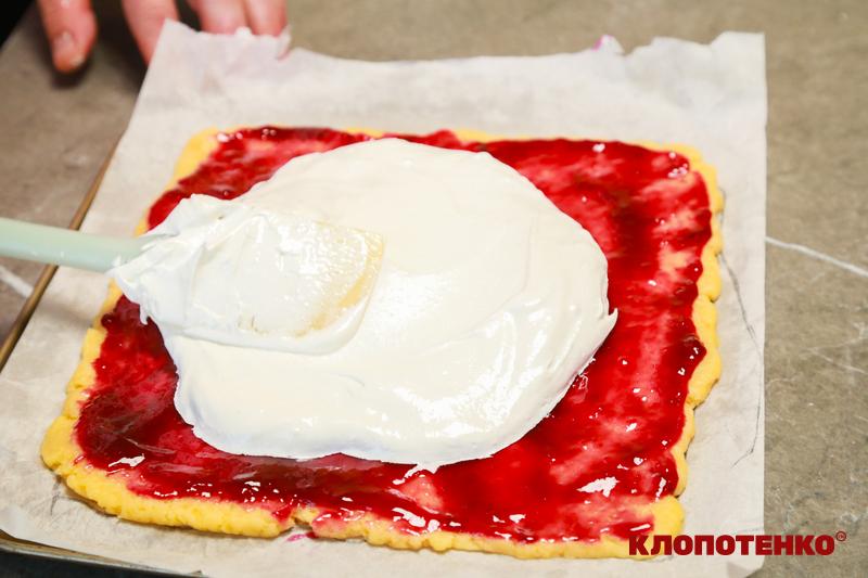 корж з джемом та білками