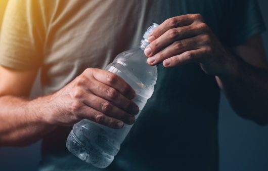 Залишили пляшку води в машині? Ось чому краще більше її не пити