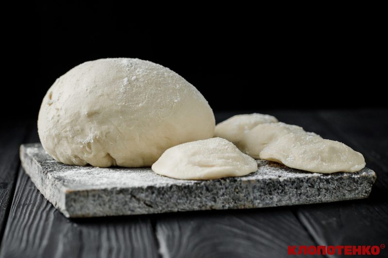 Тісто на вареники та пельмені: як заморозити 