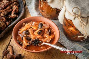 Опеньки в томаті