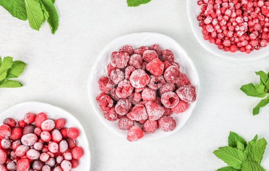 Які фрукти та ягоди зручніше купувати замороженими та що з них приготувати