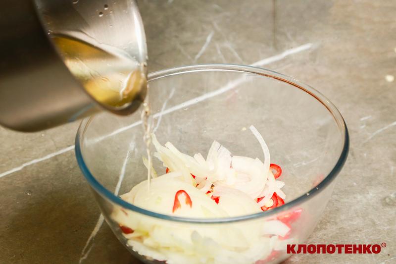 Додавання гарячої олії до овочів