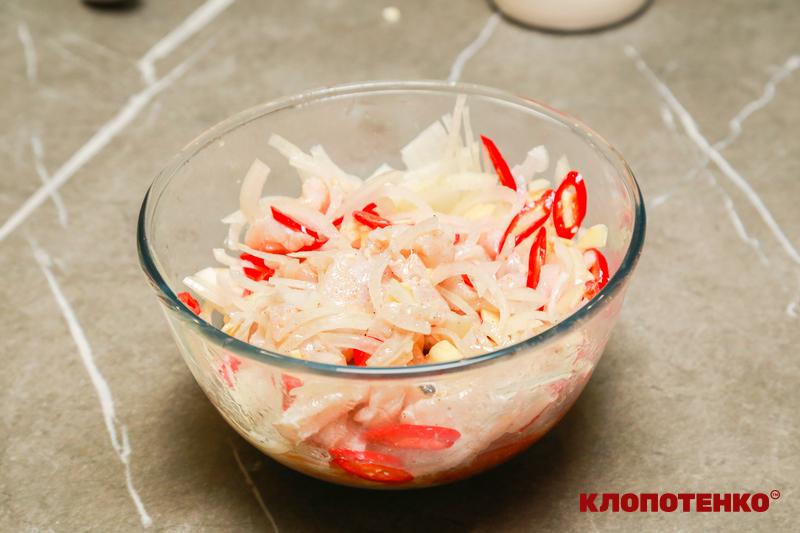 Змішування риби та овочів