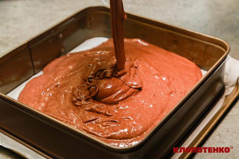 Виливання тіста у підготовлену форму