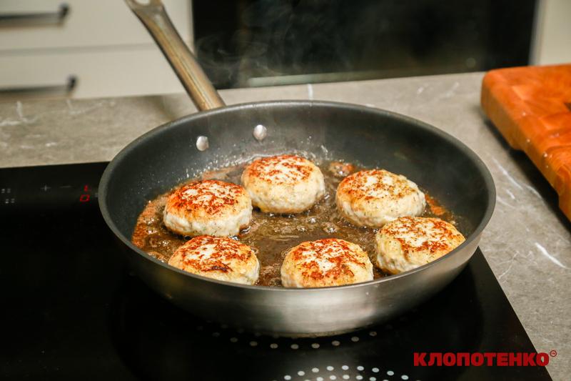 Обсмажування котлет на пательні