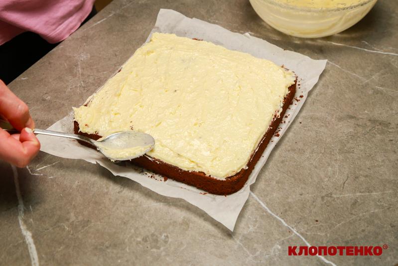 Нанесення крему на бісквіт