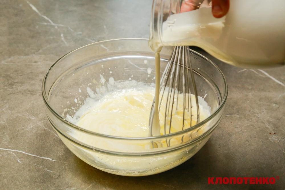 Додавання кефіру до збитих з цукром яєць
