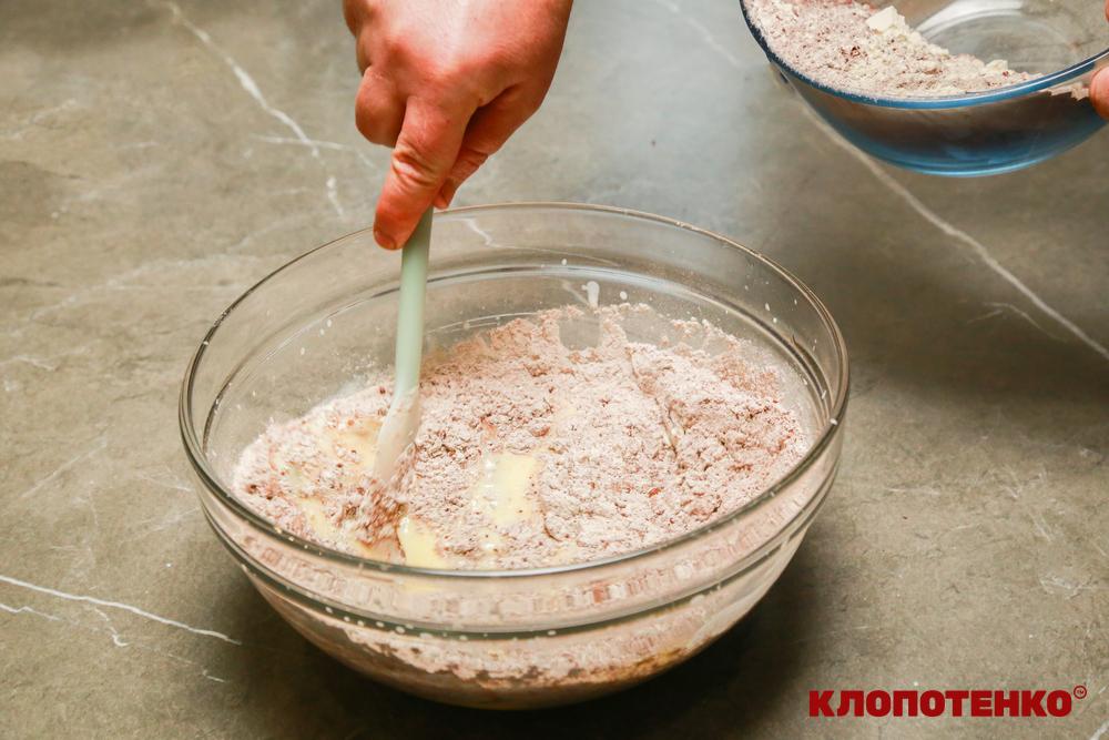 Змішування сухих інгредієнтів з вологими