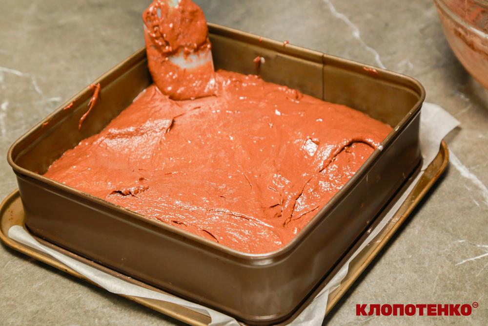 Викладання тіста у форму