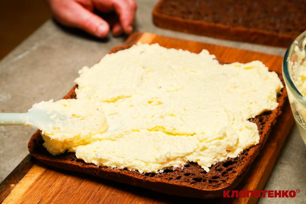 Змащування бісквіта кремом