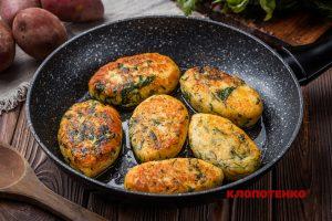 Ліниві пиріжки з картоплі на сковородф
