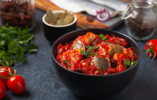 оселедець в томаті