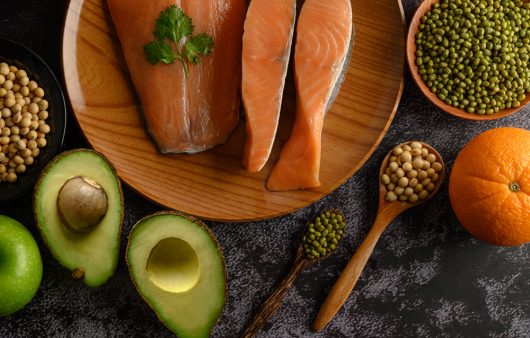 Що потрібно їсти, щоб зменшити набряки: 8 найкращих продуктів, які легко додати до раціону