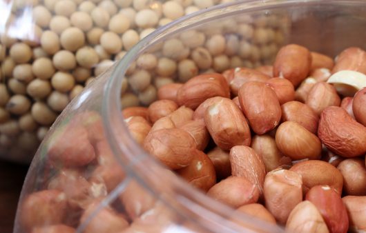 Соя чи арахіс — який продукт корисніший? Все, що потрібно знати про поживну цінність та властивості бобових