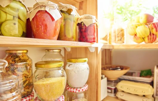 Десять продуктів довгого зберігання, які варто завжди мати в коморі