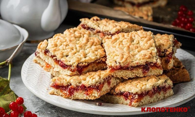 Тертий пиріг з калиною та журавлиною